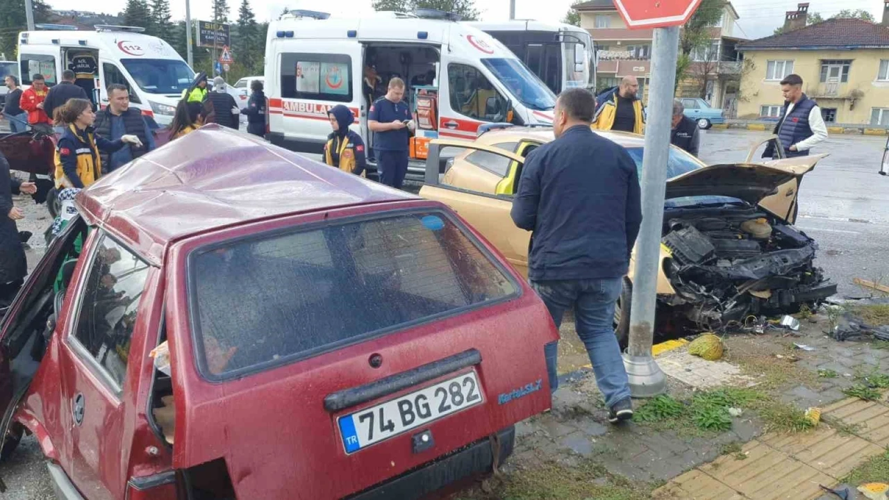 Bartın'da iki otoombilin çarpıştığı feci kazada araç ikiye bölündü. Her