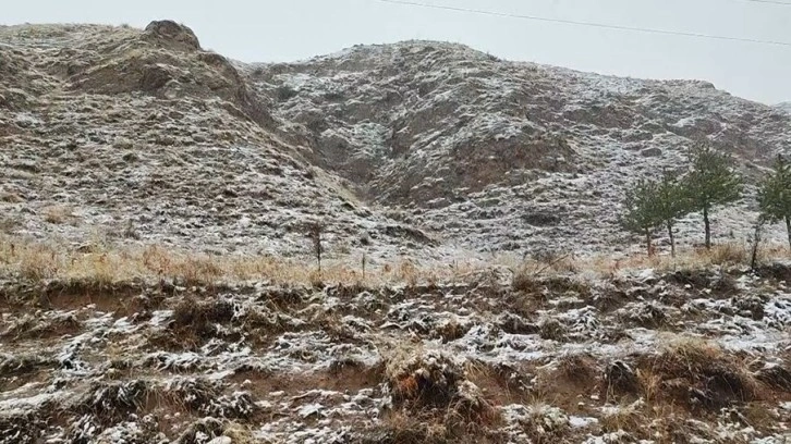 Sivas-Erzincan karayolu üzerinde bulunan Kızıldağ Geçidi, kar yağışıyla birlikte beyaza