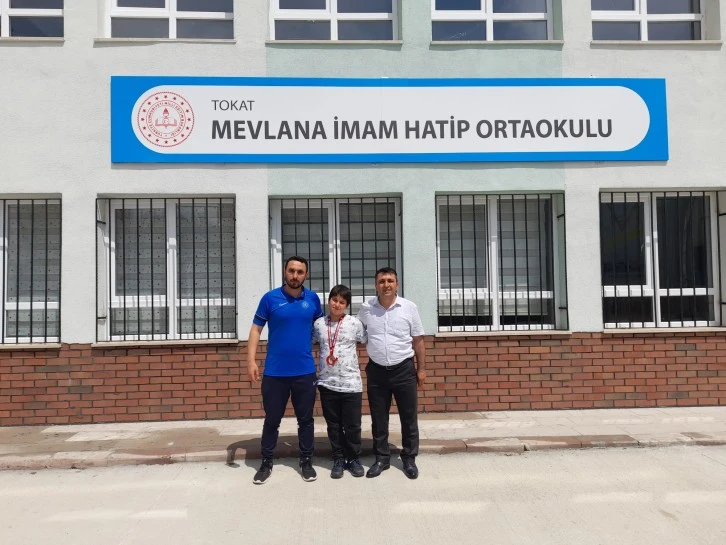 MEVLANA İMAM HATİP ORTAOKULU ÖĞRENCİSİ ÖMER TAHA ULUKAYA HALTERDE TÜRKİYE