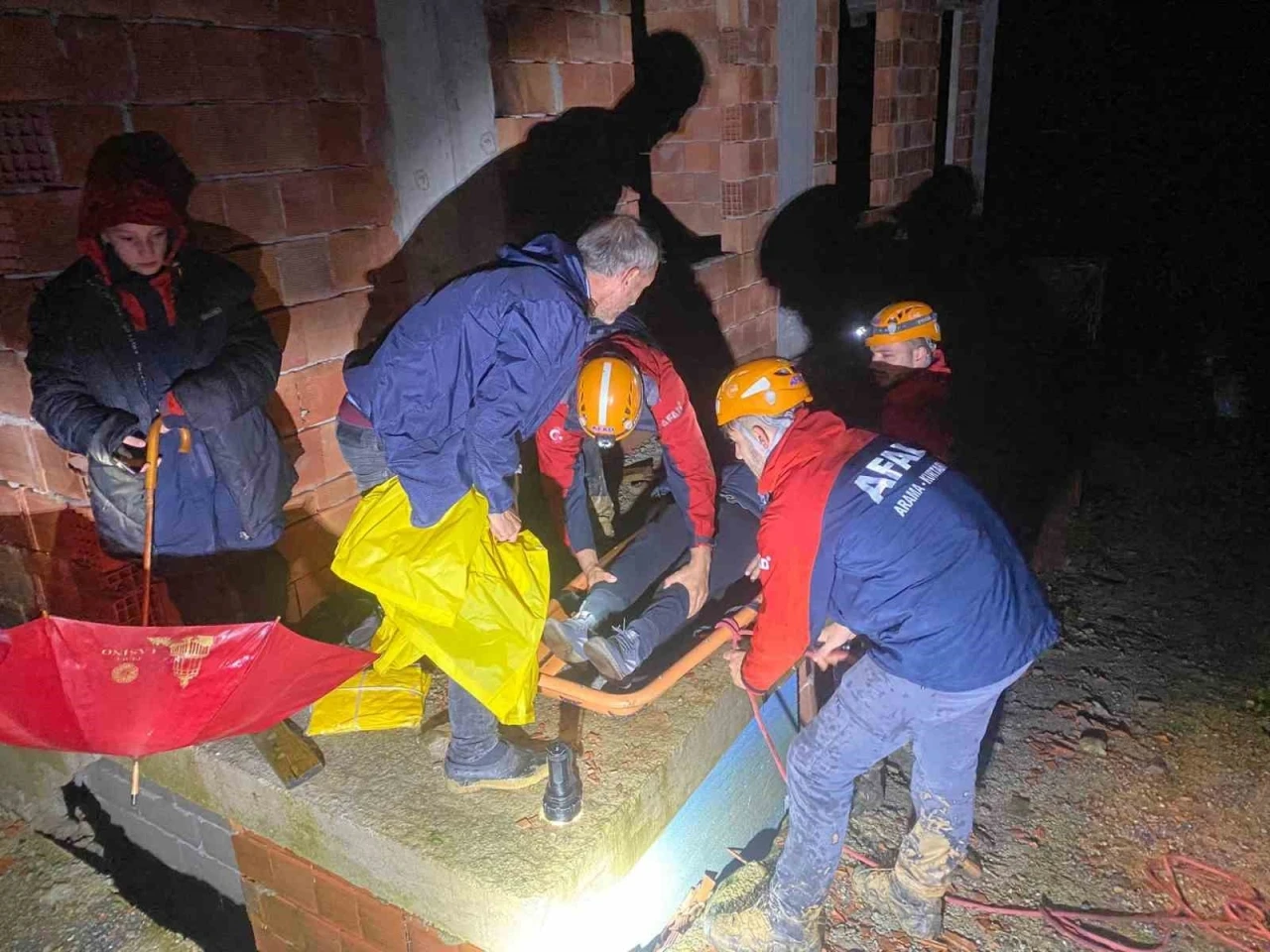Rize’de içerisinde 5 kişilik ailenin yaşadığı ev ekipler tarafından tahliye