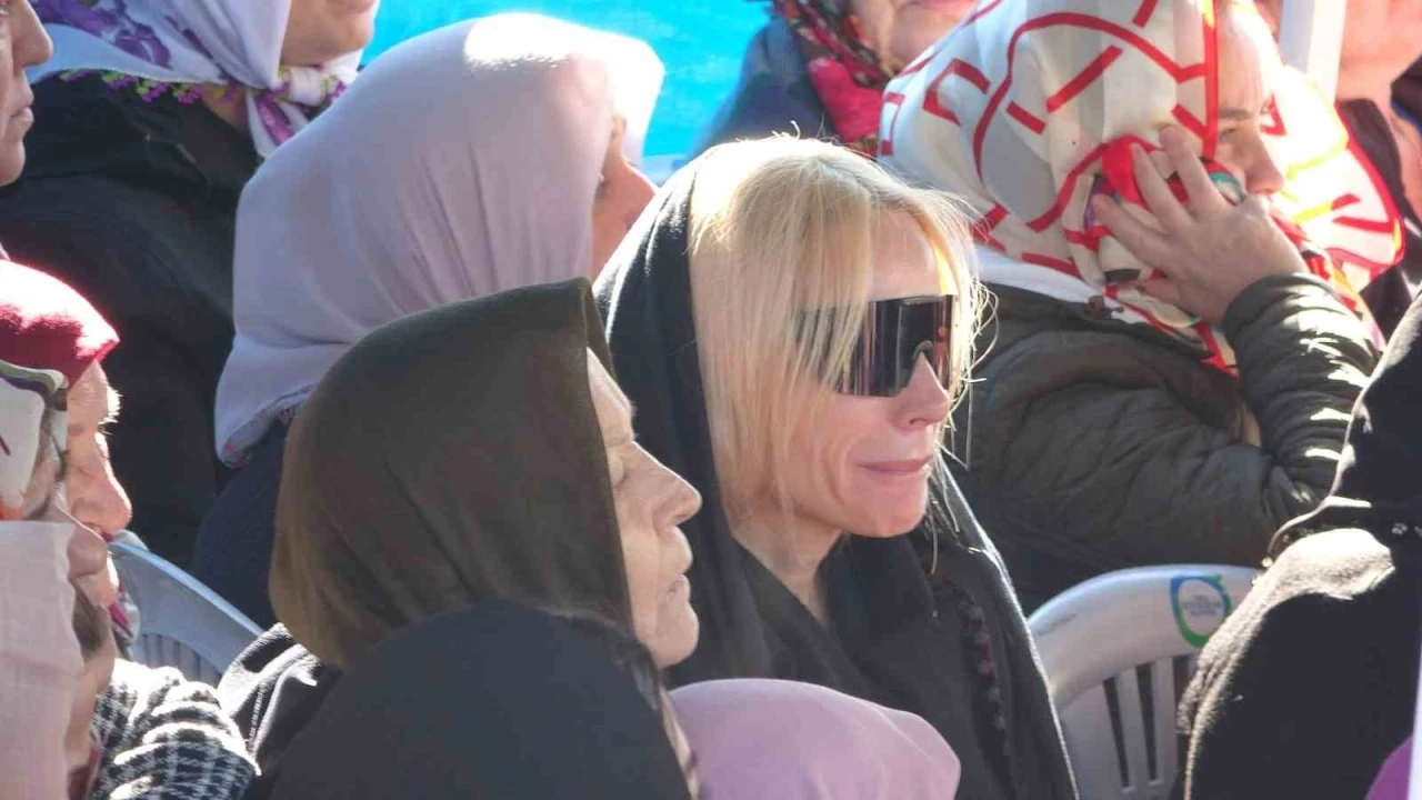 Babasını kaybetmenin acısını yaşayan gülşen, gözyaşlarını tutamadı.