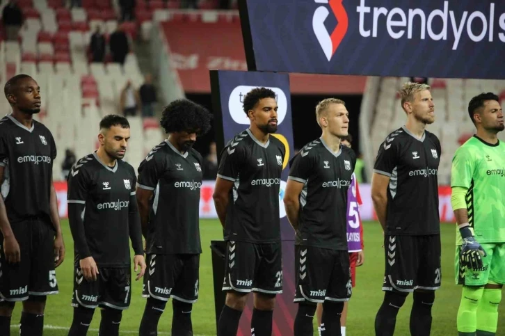 Sivasspor, başakşehir ile karşı karşıya geldiği maça istanbul’da görevi sırasında
