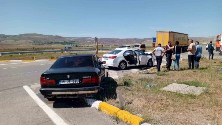 Sivas’ın şarkışla ilçesinde iki otomobilin çarpması sonucu meydana gelen kazada