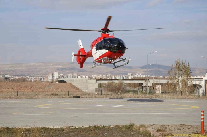 Sivas’ta bir hastanede dünyaya gözlerini açan bebek solunum sıkıntısı çekmesi
