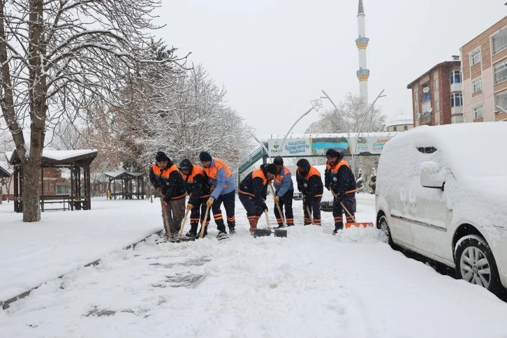 Tokat’ı etkisi altına alan kar yağışı sonrası Tokat Belediyesi ekipleri