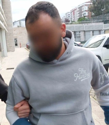 Samsun’da uyuşturucu ticaretinden gözaltına alınan zanlı adliyeye sevk edildi. Edilen