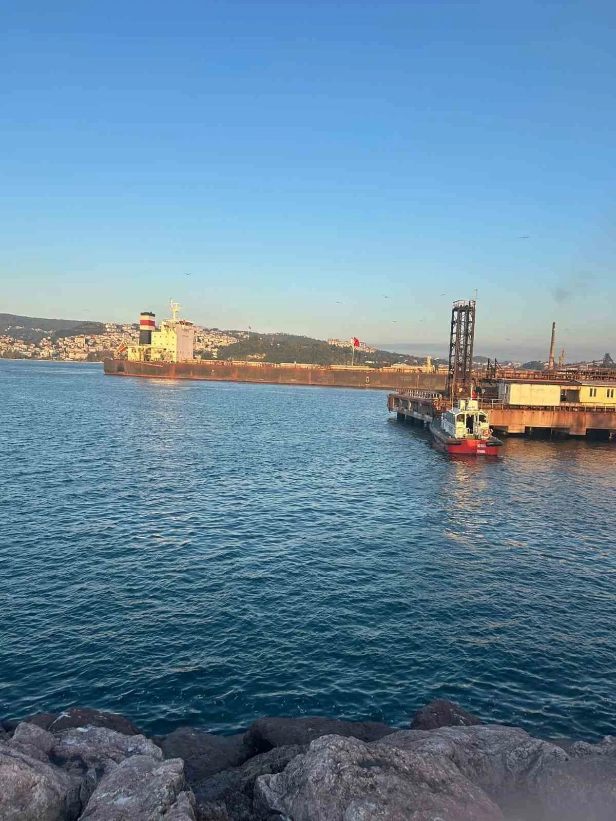 Zonguldak'ın ereğli ilçesinde limana yanaşmak istediği sırada karaya oturan yük