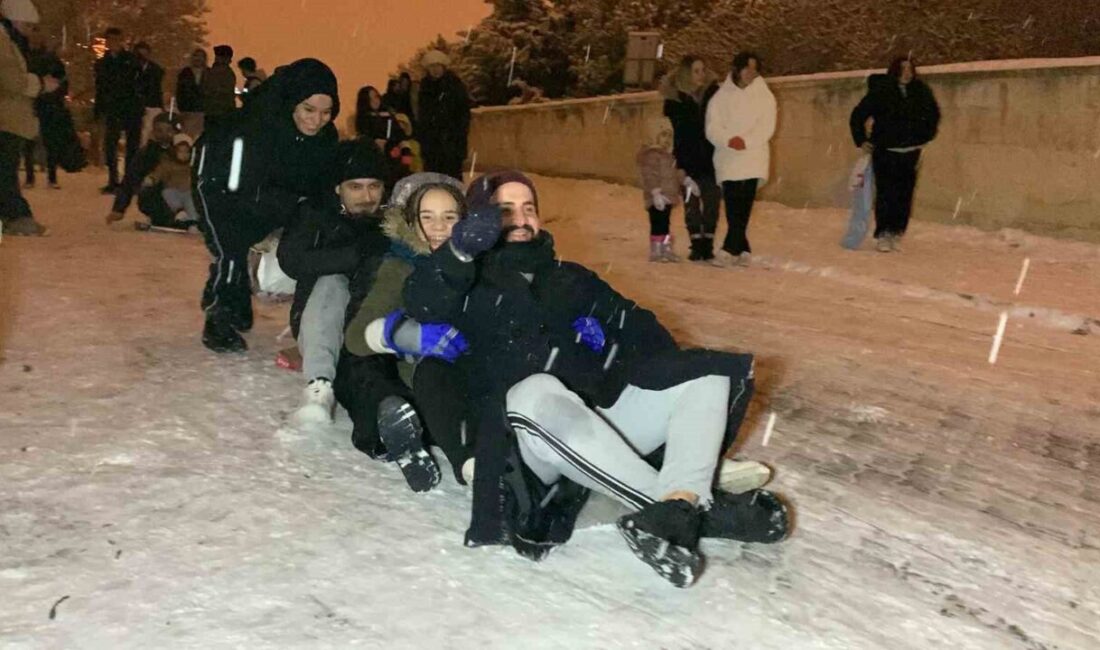Karaman’da kar yağışı sonrası Karaman Kalesi’ne akın eden vatandaşlar ellerine