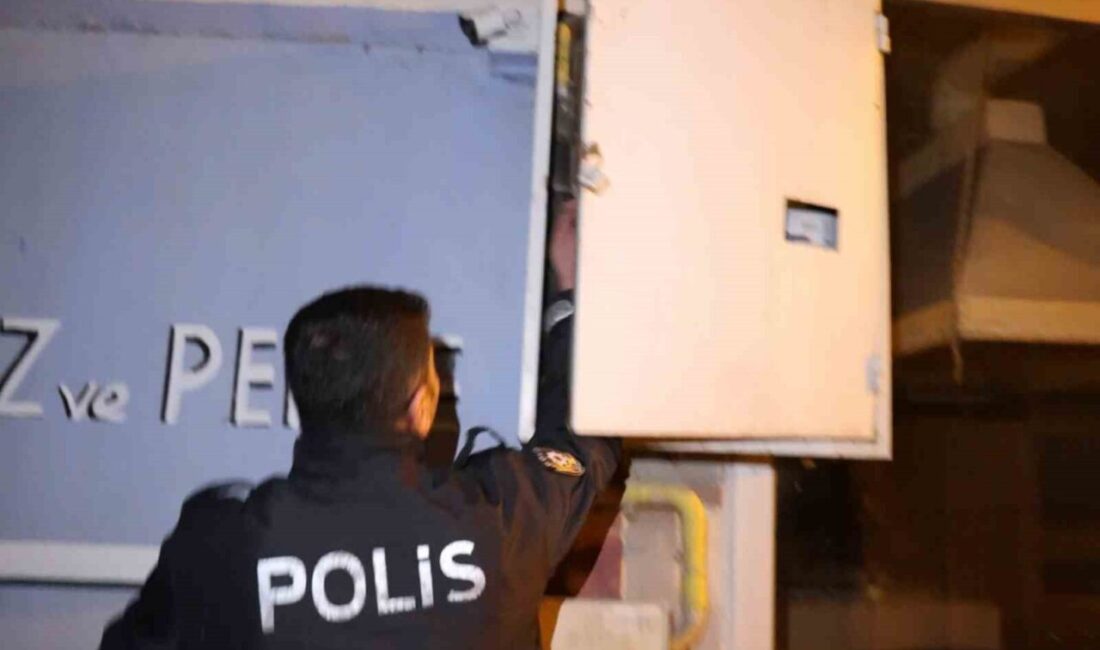 Aksaray’da devriye atan polis ekipleri, bir dükkanda sahibi tarafından yanar
