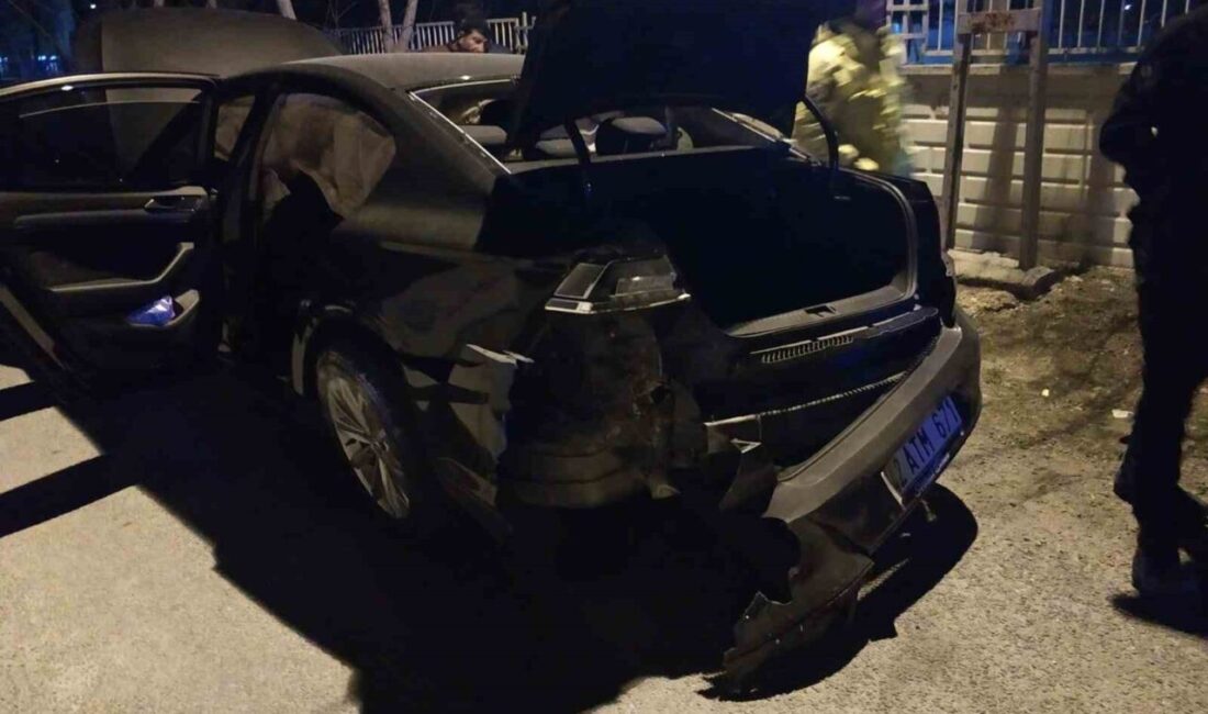 Konya’nın Karapınar ilçesinde iki otomobilin çarpışması sonucu 4 kişi yaralandı.