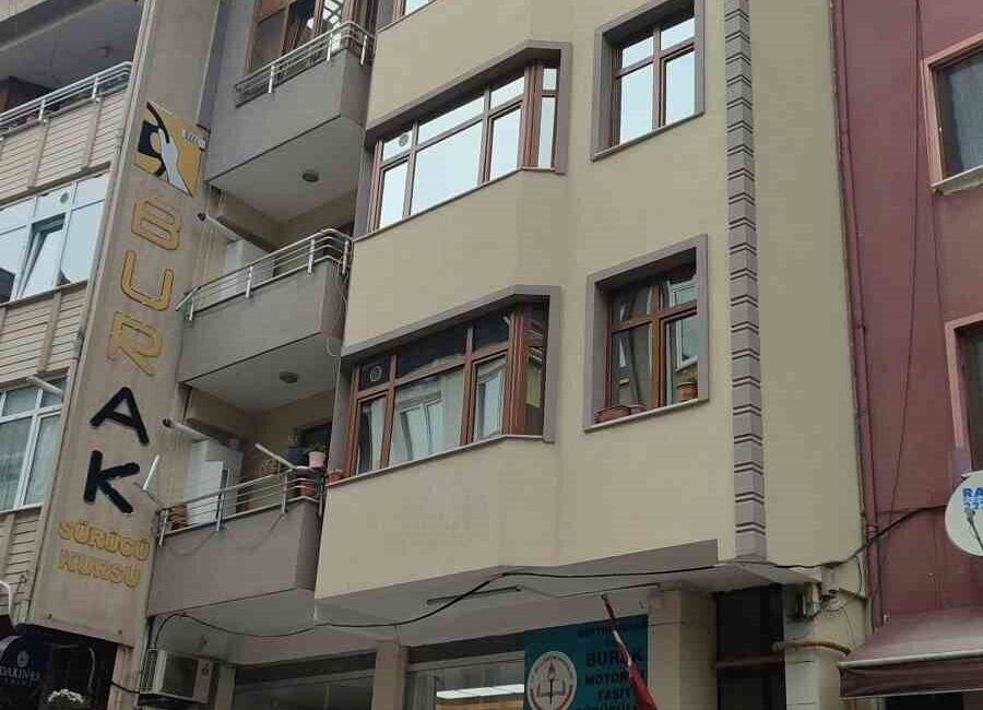 Bartın’da 4 katlı bir binanın çatısından düşen kalaslar paniğe neden