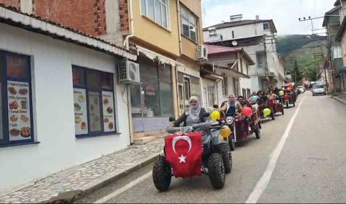 Amasya’nın Taşova ilçesinde bir köyde kadınlar, elektrikli motorlarıyla sokak sokak