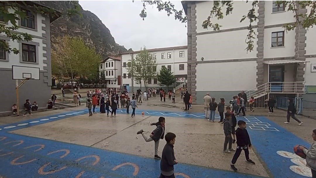 Amasya’da deprem sonrası iki ilçede eğitime ara verildi Amasya’nın Gümüşhacıköy ilçesi merkezli 4.4 ve 4.2 büyüklüğündeki depremlerin peşinden