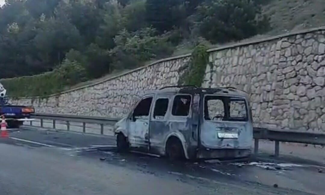 Ankara’da alev topuna dönen otomobil kullanılamaz hale geldi Ankara’da yanan otomobil kullanılamaz hale geldi. Çankaya ilçesi, Ankara-Konya Karayolu