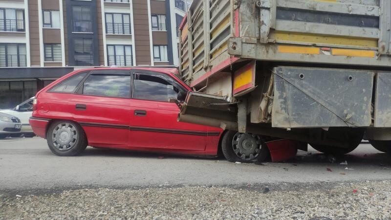 Ankara’da kontrolden çıkarak park halindeki tıra çarpan otomobilin sürücüsü yaralandı.
