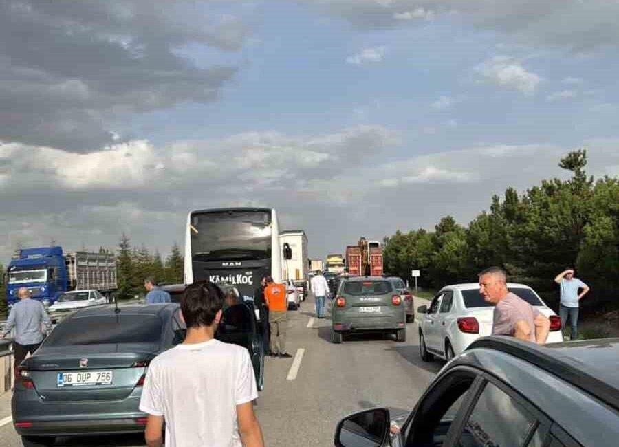 Eskişehir-Ankara karayolunda fayans yüklü bir tırın devrilmesi sonucu meydana gelen