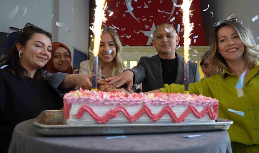 Kırıkkale’de Anneler Günü dolayısıyla düzenlenen etkinlikte anneler, çocuklarıyla birlikte boyama