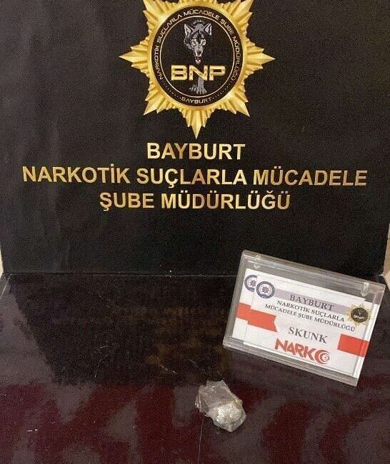 Bayburt’ta 2 şüpheliye uyuşturucu kullanmaktan işlem yapıldı Bayburt’ta polisin durdurduğu araç içerisinde bulunan 2 şüphelinin üzerinde yapılan