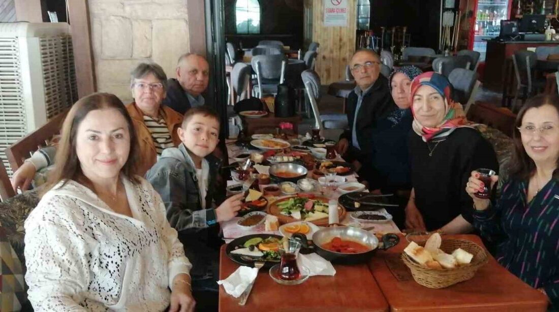 Eskişehir’de kahvaltıda buluşan Beylikovalı kadınlar birbirleri ile kaynaştılar. Beylikova ve