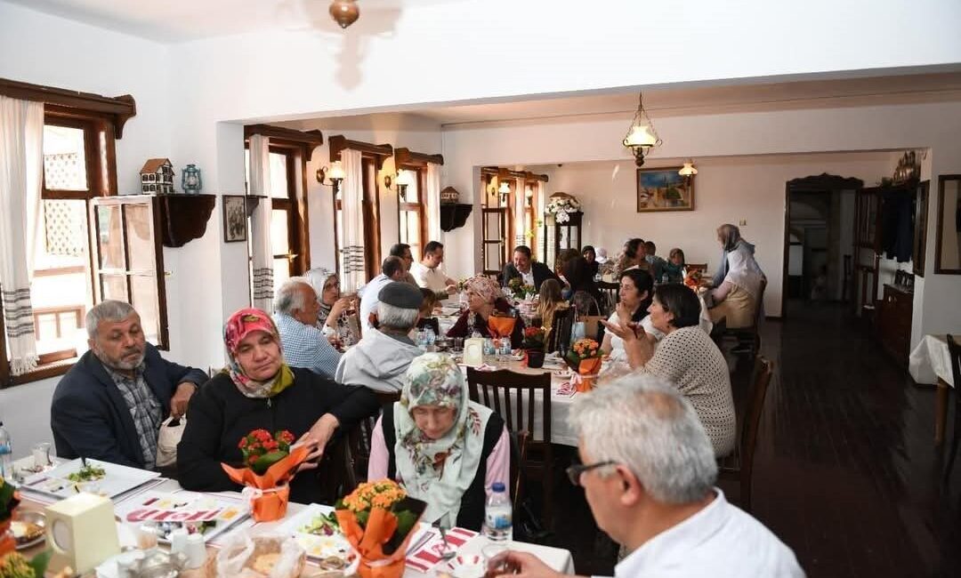 Beypazarı’nda Anneler Günü kapsamında düzenlenen kahvaltı programında şehit anneleri bir