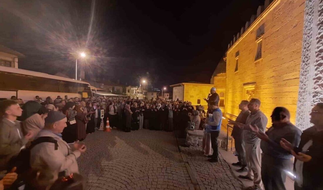 Beyşehir’de mukaddes topraklara yolculuk başladı Konya’nın Beyşehir ilçesinde, hacı adayları mukaddes topraklara dualar eşliğinde uğurlandı.