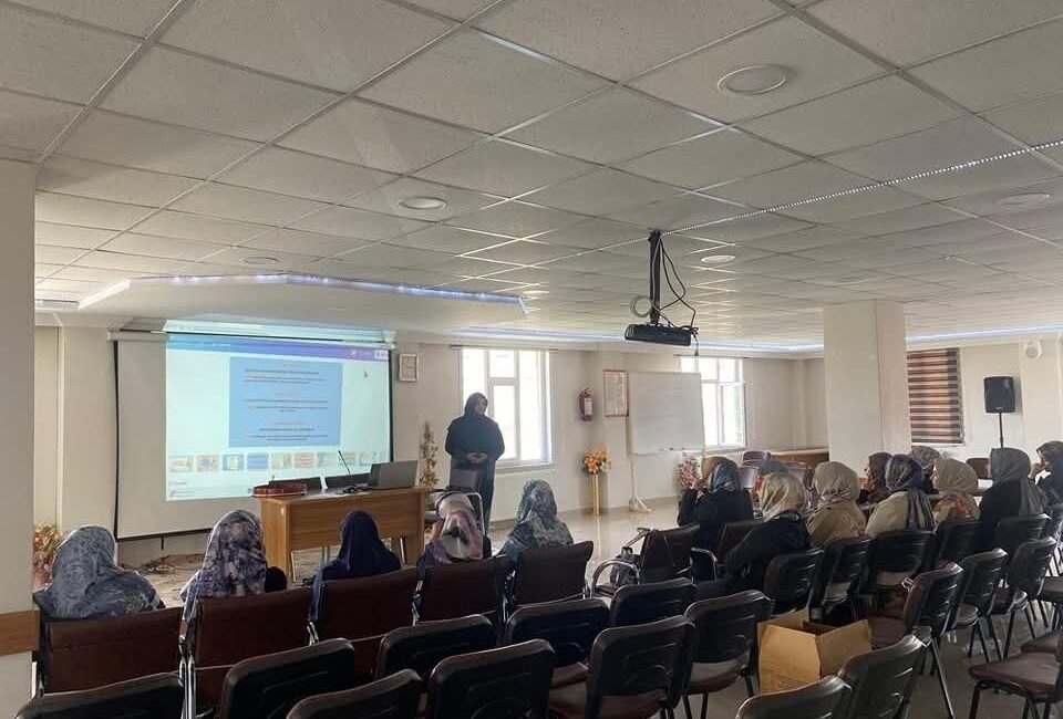 Bozkır’da Kur’an Kursu öğreticilerine seminer Konya’nın Bozkır ilçesinde, 4-6 yaş Kur’an Kursu programlarında görev yapan