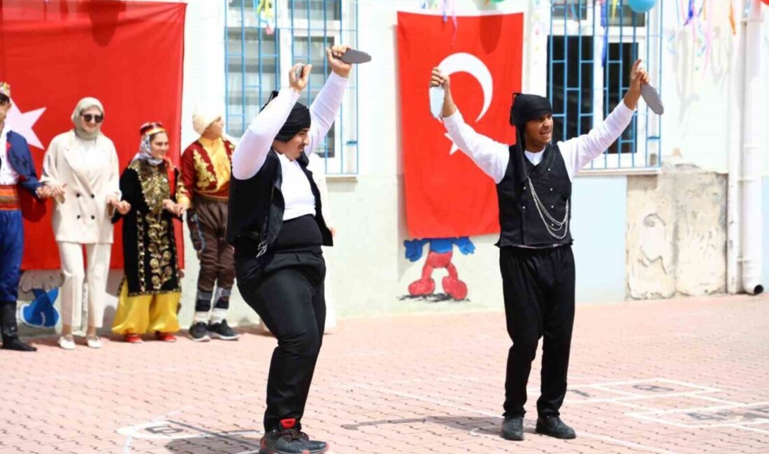 Çorum’un Alaca ilçesinde düzenlenen programda engelli ve otizmli öğrenciler, sahne