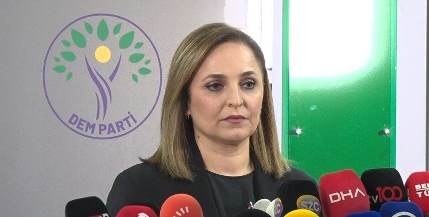 DEM Parti Sözcüsü Doğan: “PKK bugün silahlara veda ettiğini duyurdu” DEM Parti MYK toplantısı sonrası DEM Parti Sözcüsü Ayşegül Doğan,