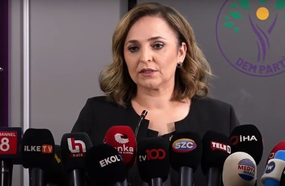DEM Parti Sözcüsü Doğan: “PKK’nın kongresini topladığını duyurması an meselesi” DEM Parti Sözcüsü Ayşegül Doğan, “PKK’nın kongresini topladığını duyurması an