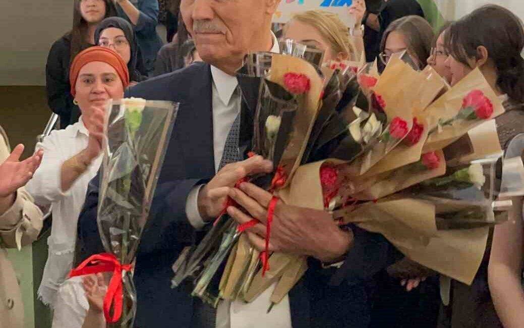 Emekli olan Ersin Bacaksız Anadolu Lisesi Müdürü Mehmet Emin Gökdere