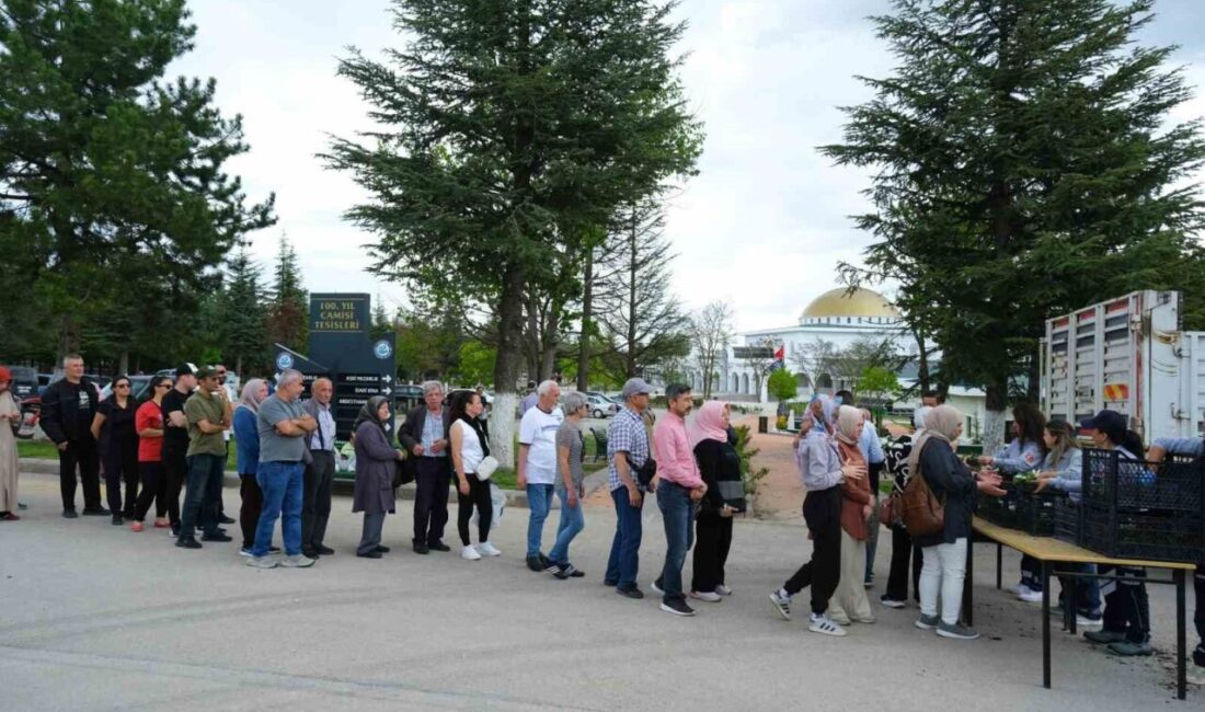 Eskişehir Büyükşehir Belediyesi, Anneler Günü’nde Asri Mezarlık girişinde kurduğu stantlarda