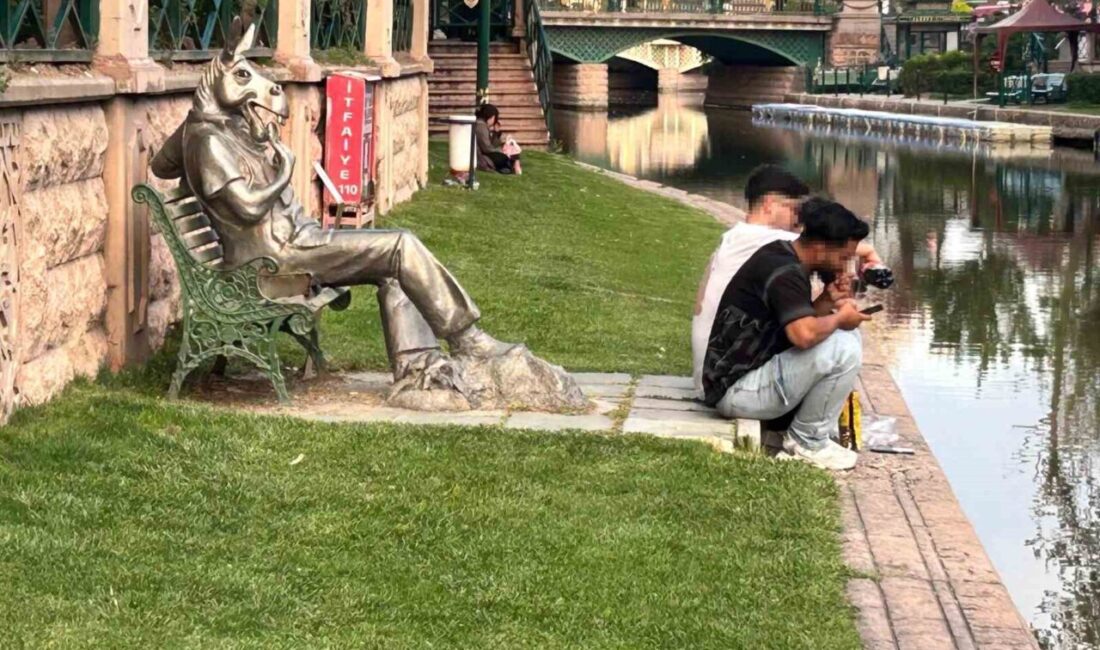 Eskişehir’de Porsuk Çayı kenarında çevre kirliliğine dikkat çekmek için yerleştirilen