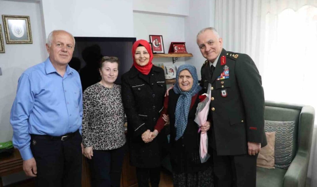 Samsun Garnizon Komutanı Tümgeneral Davut Ala, şehit annesi Bedriye Hamlı’yı