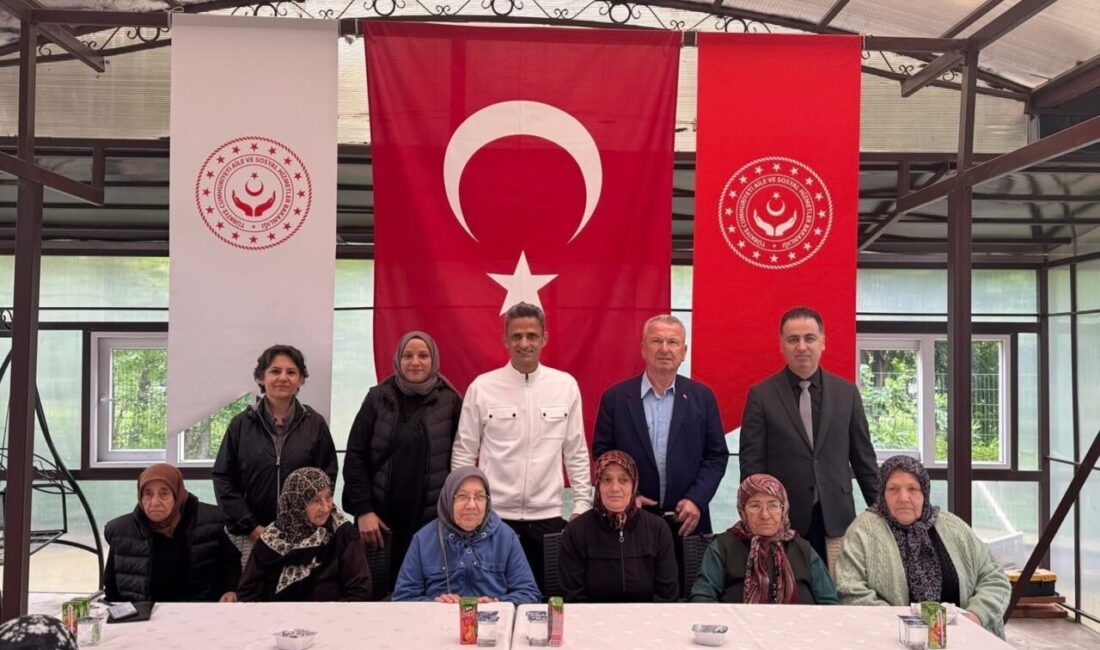 Anneler Günü dolayısıyla Çaycuma Huzurevi’ni ziyaret eden Çaycuma Kaymakamı Adem