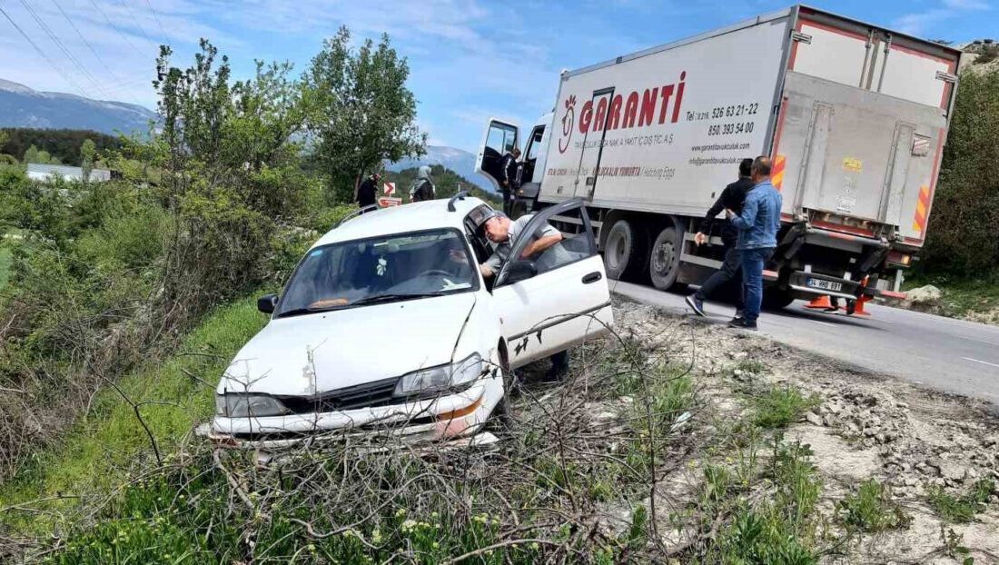 Bolu-Mudurnu kara yolunda kamyona çarpmamak için manevra yapan otomobil, şarampole