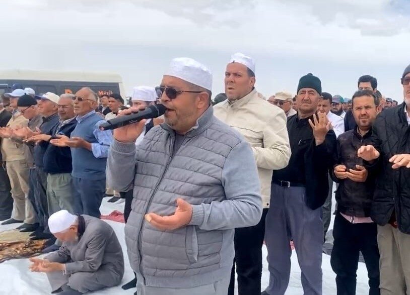 Karapınar’da yağmur duası yapıldı Konya’nın Karapınar ilçesinde yaşanan kuraklık nedeniyle vatandaşlar yağmur duası için