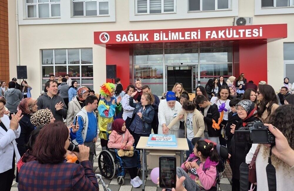 Kastamonu Üniversitesi’nde düzenlenen farkındalık etkinliğine otizmli çocuklar ile üniversite öğrencileri