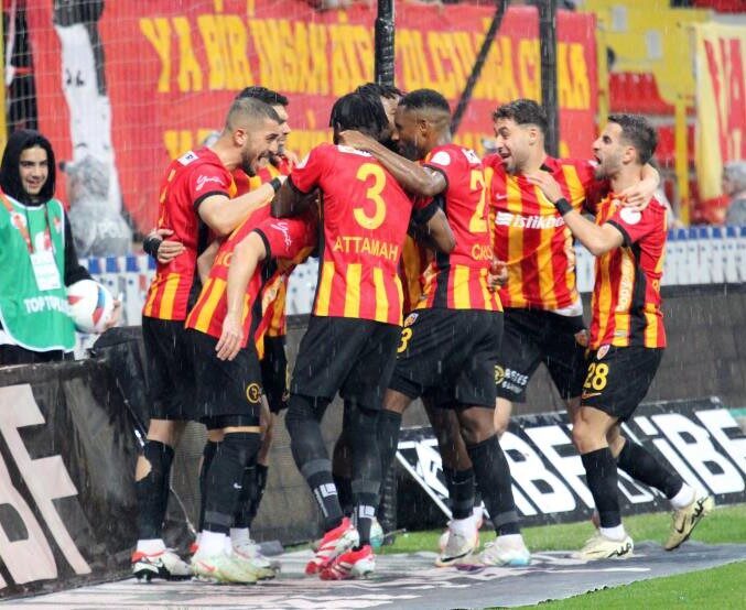 Kayserispor 44 puana ulaştı, ligde kalmayı garantiledi Süper Lig’de mücadele veren Kayserispor; sahasında kazandığı Antalyaspor maçı sonrasında