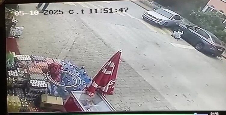 Kazada aracın altında kalmaktan son anda kurtuldu Karabük’ün Safranbolu ilçesinde park halindeki otomobile çarpan araçtaki kadın sürücü