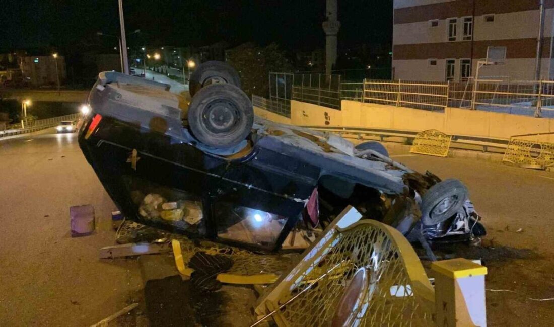 Karaman’da kontrolden çıkan otomobil demir korkuluğa çarparak ters döndü. Kazayı