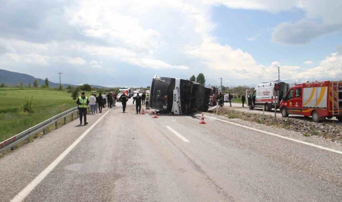 Konya’nın Beyşehir ilçesinde kayganlaşan yolda devrilerek yan yatan otobüste 13