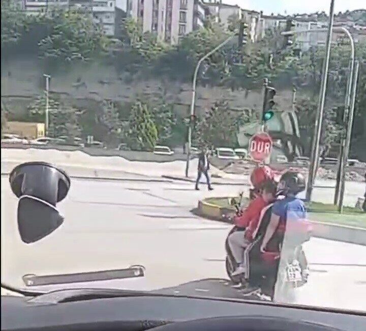 Karabük’te bir motosiklet sürücüsünün üç çocukla birlikte yaptığı tehlikeli yolculuk