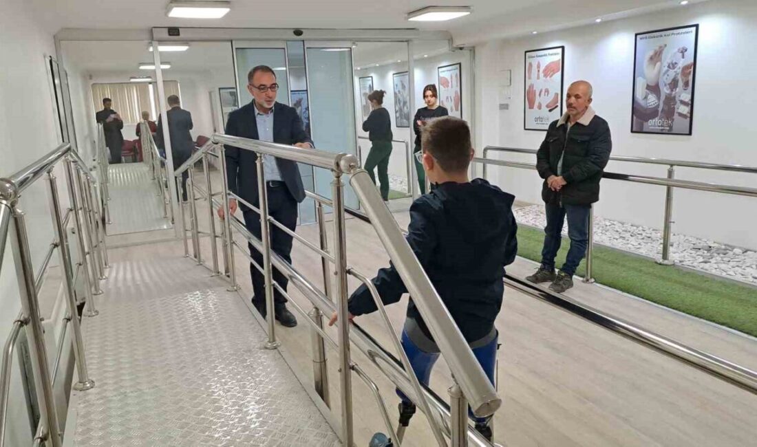 El ve ayak anomalisi hastalığı nedeniyle 3 yaşında bacakları diz