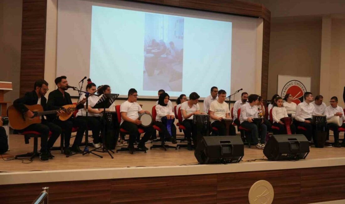 Kastamonu’da Engelliler Haftası etkinlikleri çerçevesinde açılan sergide konser veren özel