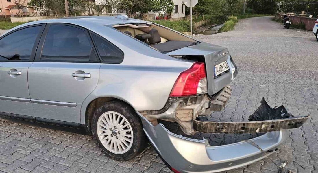 Kastamonu’nun Cide ilçesinde park halindeki araca çarpan otomobilin sürücüsü yaralandı.