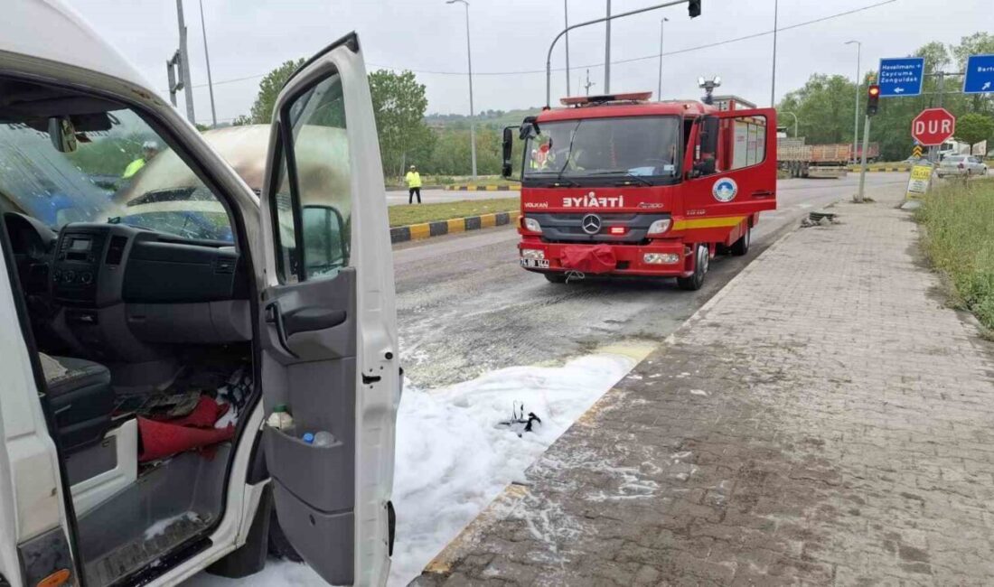 Bartın’da seyir halinde bulunan bir minibüs alev aldı. Paniğe kapılan