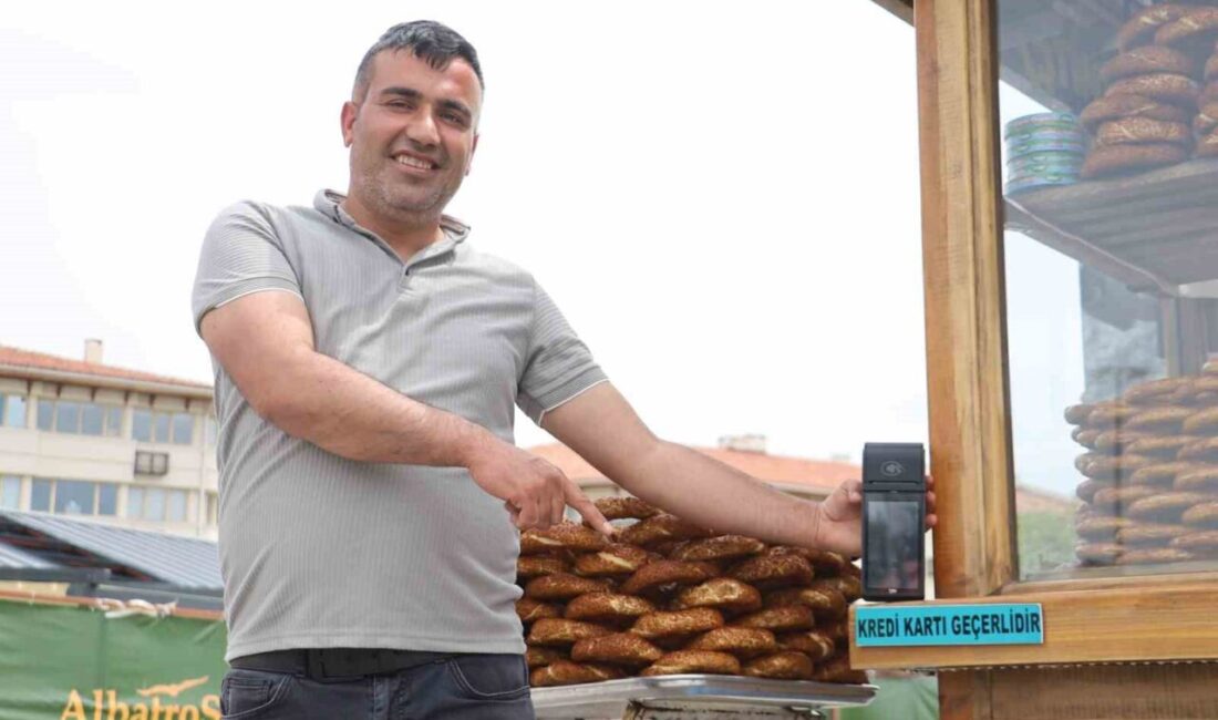Sivas’ta bir simitçi, vatandaşların nakit para taşımaması üzerine seyyar tezgâhına