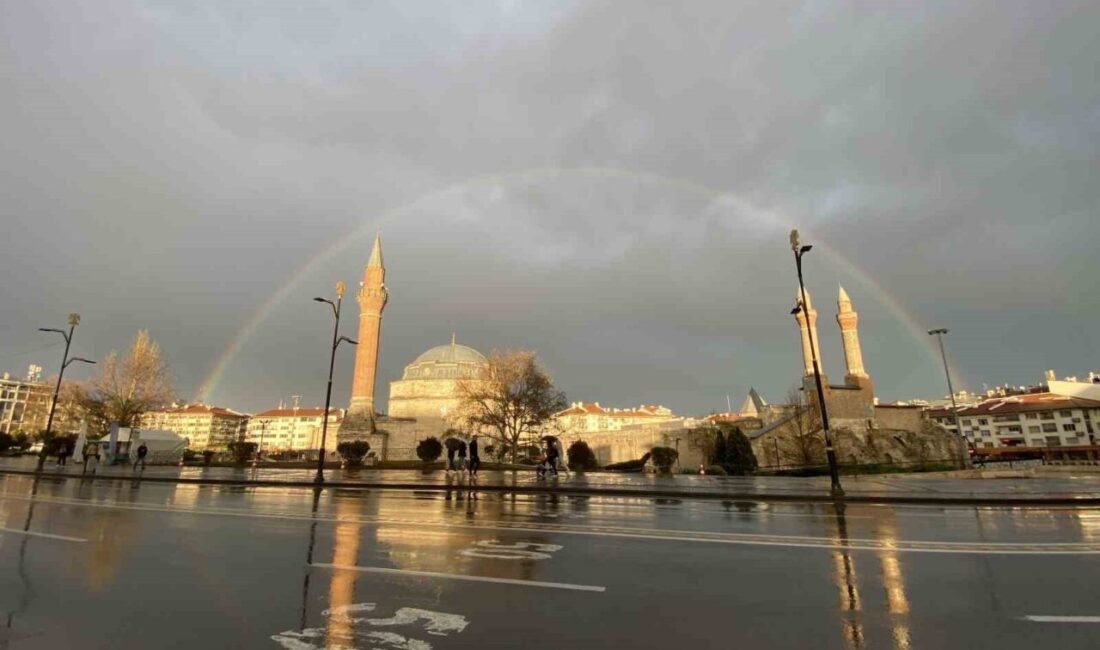 Sivas’ta akşam saatlerinde etkili olan sağanağın ardından gökyüzünde çıkan gökkuşağı,