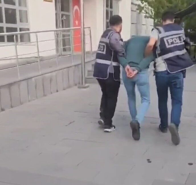 Sosyal medyada silahlı fotoğrafını paylaşan şahıs yakalandı Kayseri’de sosyal medya hesabı üzerinden silahlı fotoğraflarını paylaştığı tespit edilen