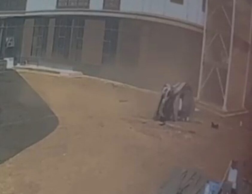 Düzce’de virajı alamayarak 50 metrelik şarampole uçan otomobilin güvenlik kamera